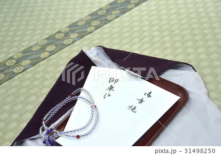 法事にお坊さんに渡すお布施 法事にお坊さんに渡すお布施 31498250