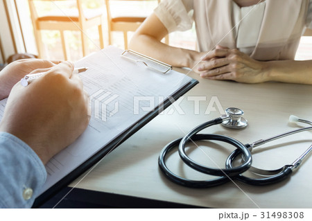 male doctor explaining patient male doctor explaining patient 31498308