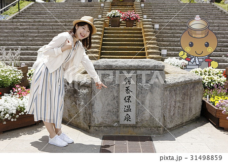 伊香保を楽しむ若い女性 31498859