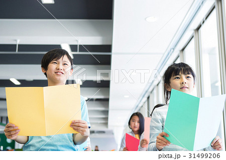 音楽室の授業を受ける小学生 音楽室の授業を受ける小学生 31499206