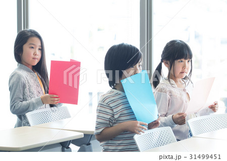 音楽室の授業を受ける小学生 音楽室の授業を受ける小学生 31499451