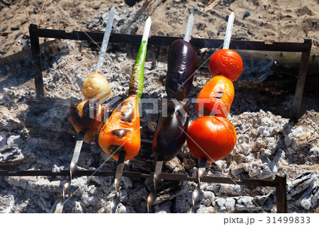 Grilled vegetable shish kebab with tomato, paprika Grilled vegetable shish kebab with tomato, paprika 31499833