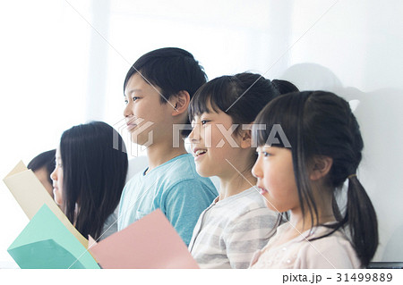 音楽室の授業を受ける小学生 音楽室の授業を受ける小学生 31499889