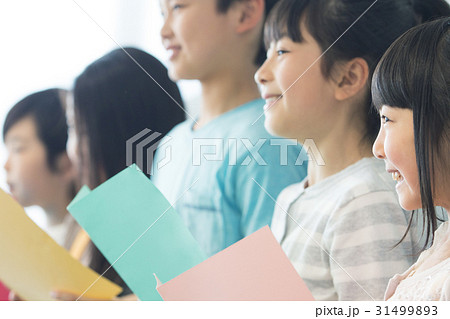 音楽室の授業を受ける小学生 31499893
