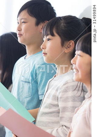 音楽室の授業を受ける小学生 音楽室の授業を受ける小学生 31499894