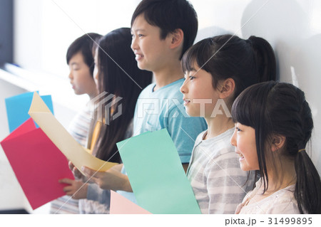 音楽室の授業を受ける小学生 31499895