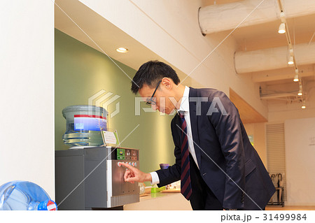 ビジネスイメージ　コーヒーサーバーでお茶を飲むビジネスマン 31499984