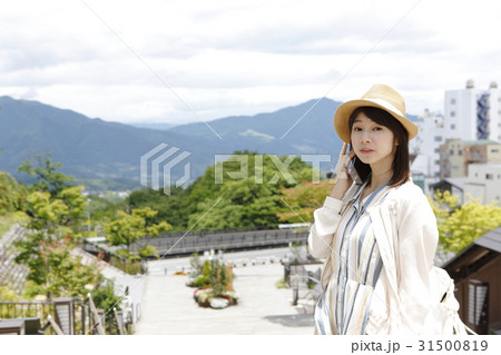 伊香保町を旅行する若い女性 31500819