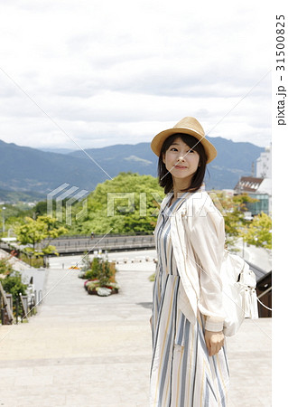 伊香保町を旅行する若い女性 31500825