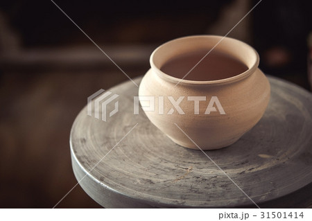 Clay pot on a potter's wheel 31501414