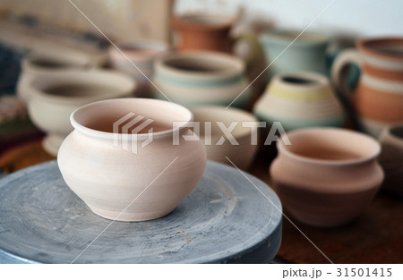 many clay pot is on the table 31501415