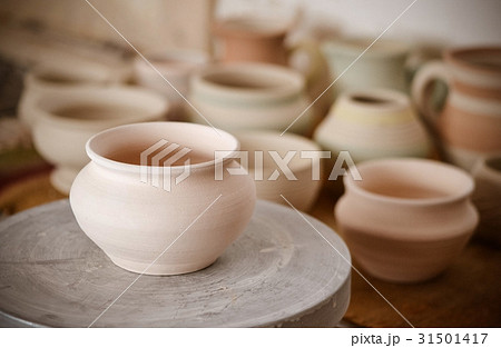 many clay pot is on the table 31501417
