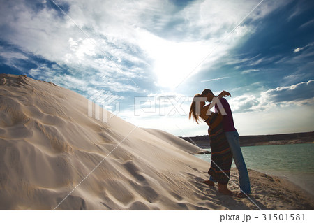Silhouette loving couple on beach Silhouette loving couple on beach 31501581