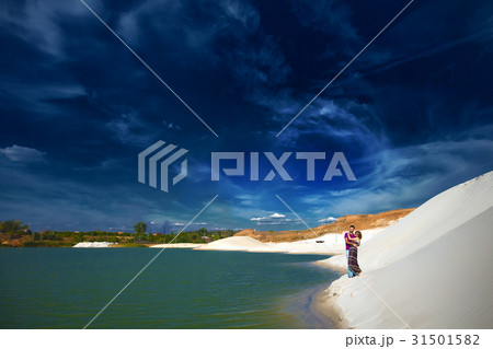 couple in oasis 31501582