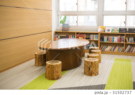 地球儀を持った小学生 31502737