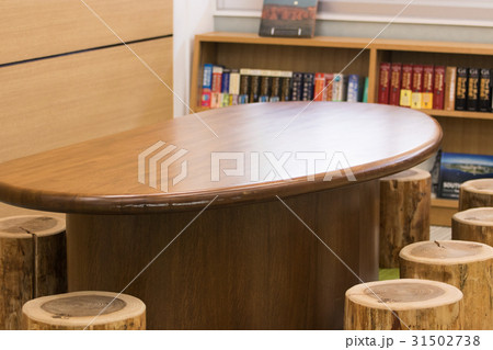 地球儀を持った小学生 31502738