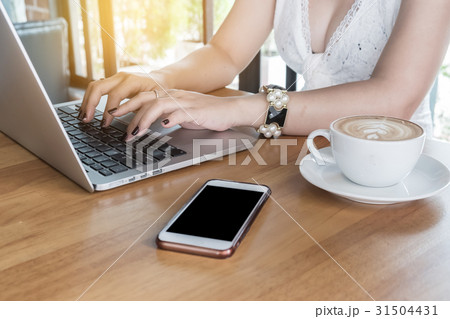 Business woman typeing laptop keyboard 31504431