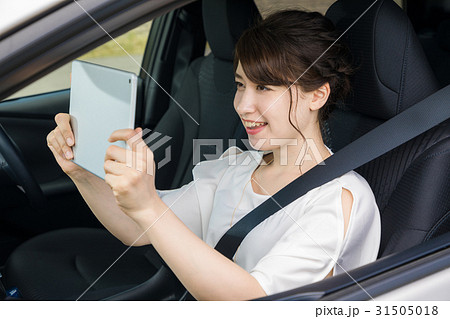 助手席でタブレットを使う女性 31505018