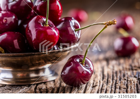 Delicious cherries with water drops in retro bowl. 31505203