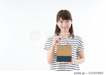 紙袋を持つ女性 の写真素材