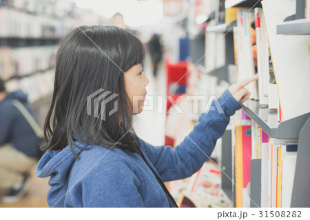 Asian girl in a bookstore 31508282