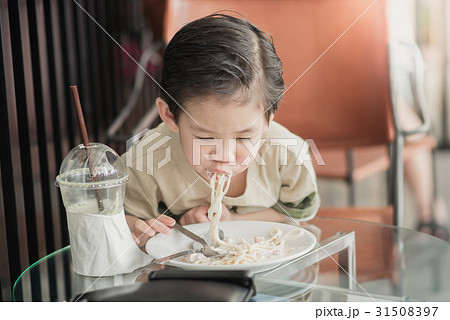 Cute Asian chid eating Spaghetti Carbonara Cute Asian chid eating Spaghetti Carbonara 31508397