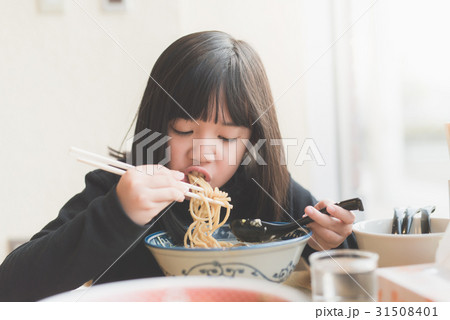 Asian girl eating chashu ramen in japanese 31508401