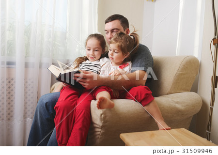 father with daughter at home father with daughter at home 31509946