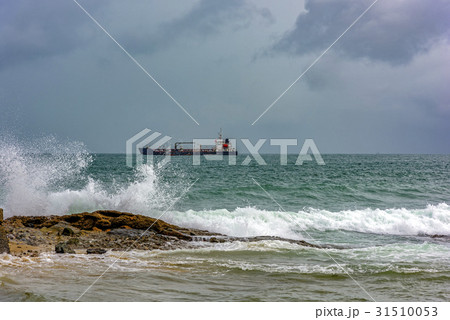 Ship stopped in bad weather 31510053