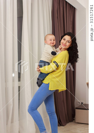 young mother and her son play and reading a book 31517261