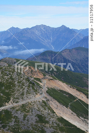 乗鞍岳頂上付近から眺める乗鞍岳登山道と穂高岳 乗鞍岳頂上付近から眺める乗鞍岳登山道と穂高岳 31517956