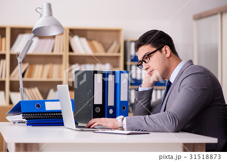 Businessman working in the office 31518873