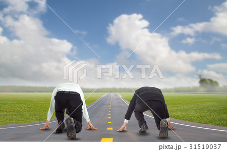 Competition businessman challenge and battle for run to the targ 31519037