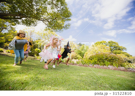 Happy children racing 31522810