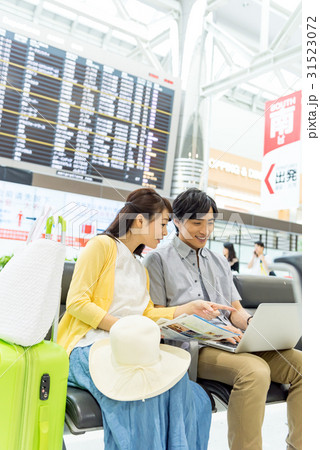 ミドル夫婦、旅行、空港 31523072