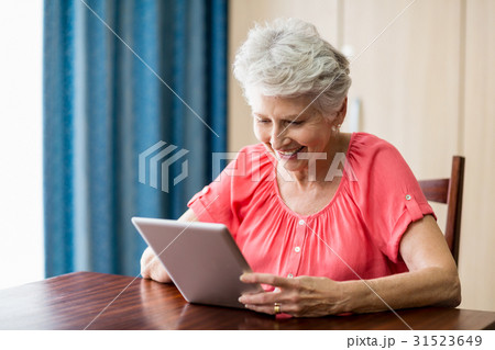 Senior woman using a tablet 31523649