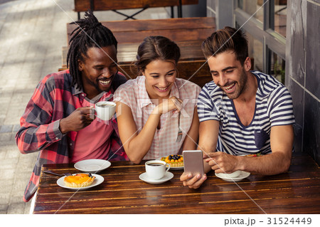 Friends using smartphone together 31524449