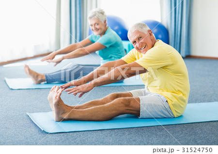 Seniors stretching legs 31524750