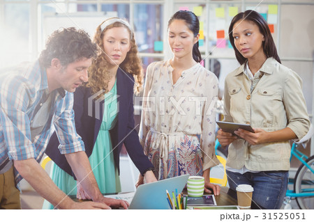 Business people working together 31525051