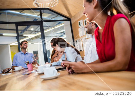 Casual colleagues having a meeting Casual colleagues having a meeting 31525320