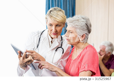 Nurse talking to a senior woman Nurse talking to a senior woman 31525967