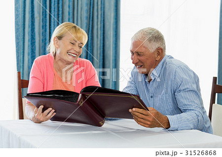 Senior couple looking at photo album 31526868