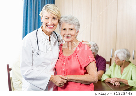 Nurse and senior woman hugging 31528448