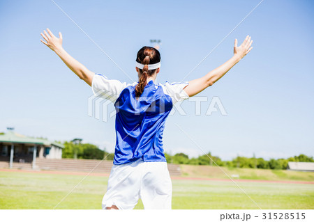 Rear view of soccer player posing after victory 31528515