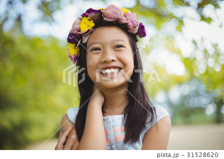Thoughtful girl smiling in park 31528620
