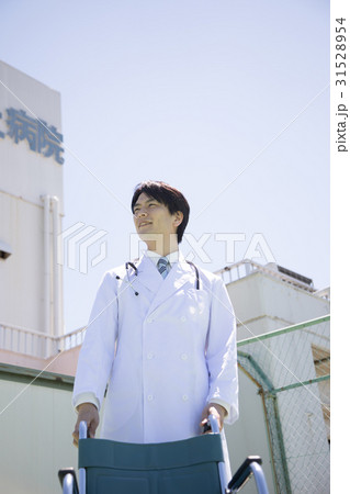 医療イメージ 車椅子 医者 医療イメージ 車椅子 医者 31528954