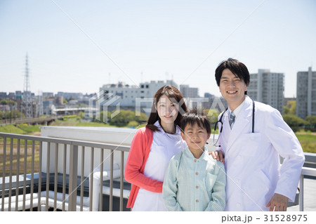 医療イメージ 医者 看護士 小学生 街並み 医療イメージ 医者 看護士 小学生 街並み 31528975