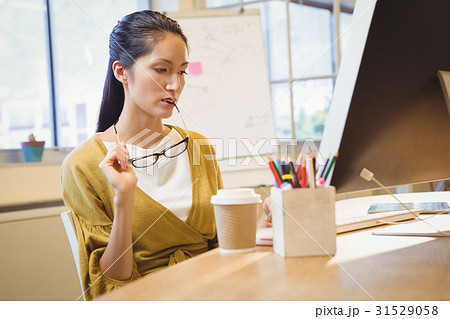 Business woman posing 31529058