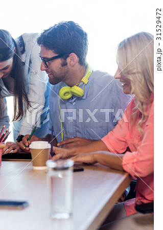 Group of casual businessmen 31529472