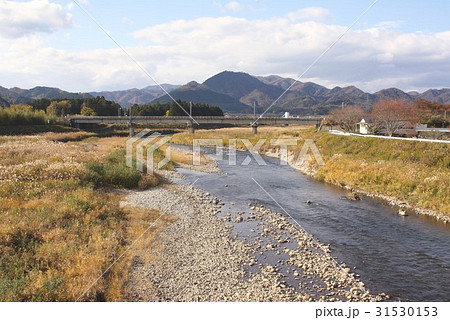 福島第一原発事故後、除染と復旧が進み運航が再開した福島県楢葉町を走る常磐線鉄橋と木戸川 福島第一原発事故後、除染と復旧が進み運航が再開した福島県楢葉町を走る常磐線鉄橋と木戸川 31530153